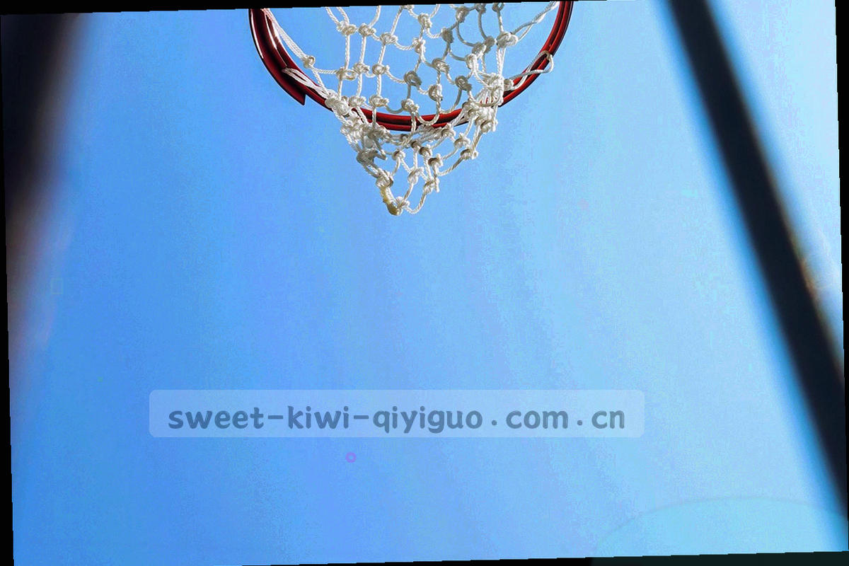 长桌上铺开设计稿、切开的奇异果与笔记本电脑的俯拍画面